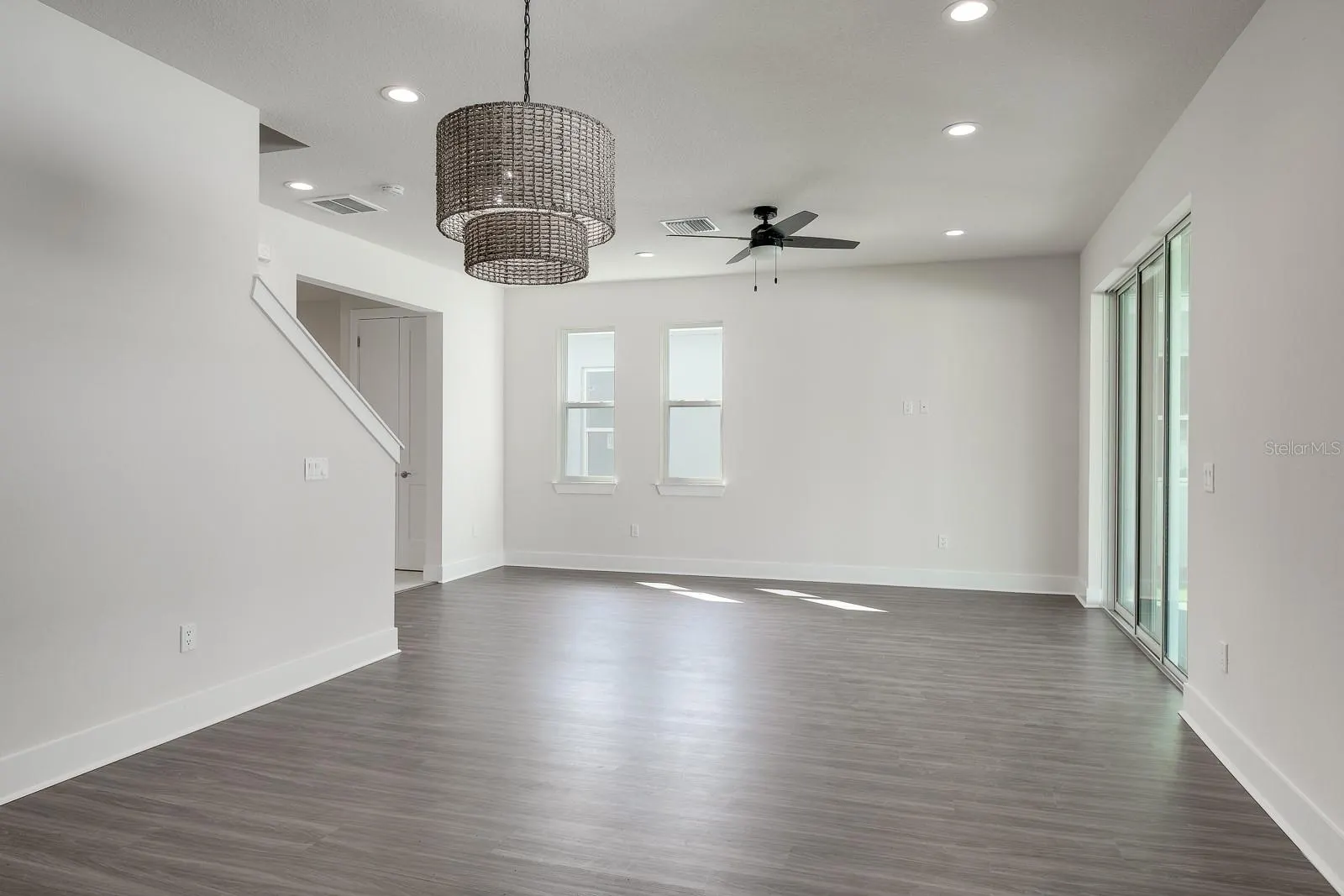 2076 PARAGON CIR W