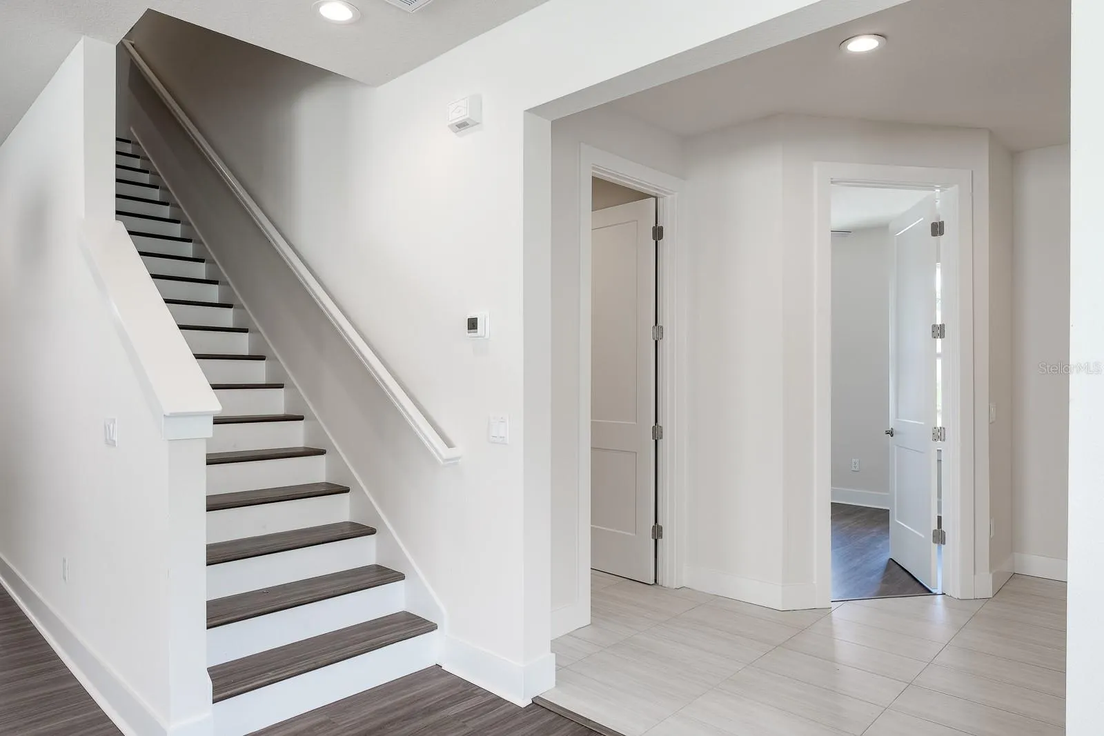 2076 PARAGON CIR W