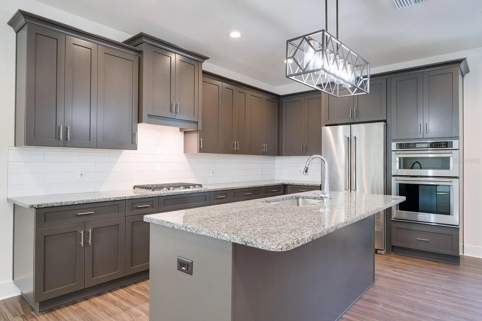 2076 PARAGON CIR W