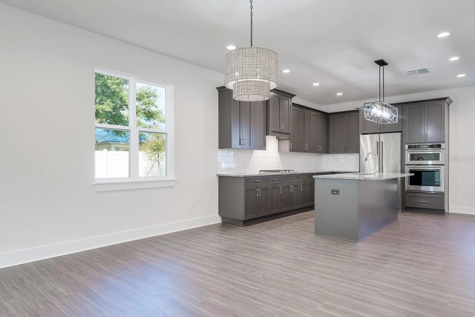 2076 PARAGON CIR W