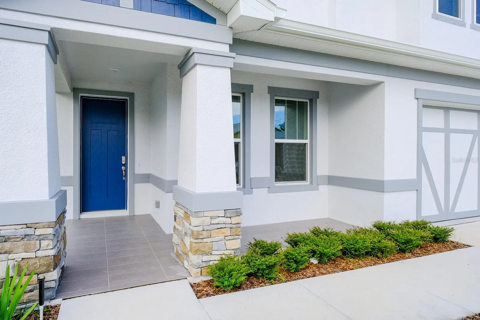 2076 PARAGON CIR W