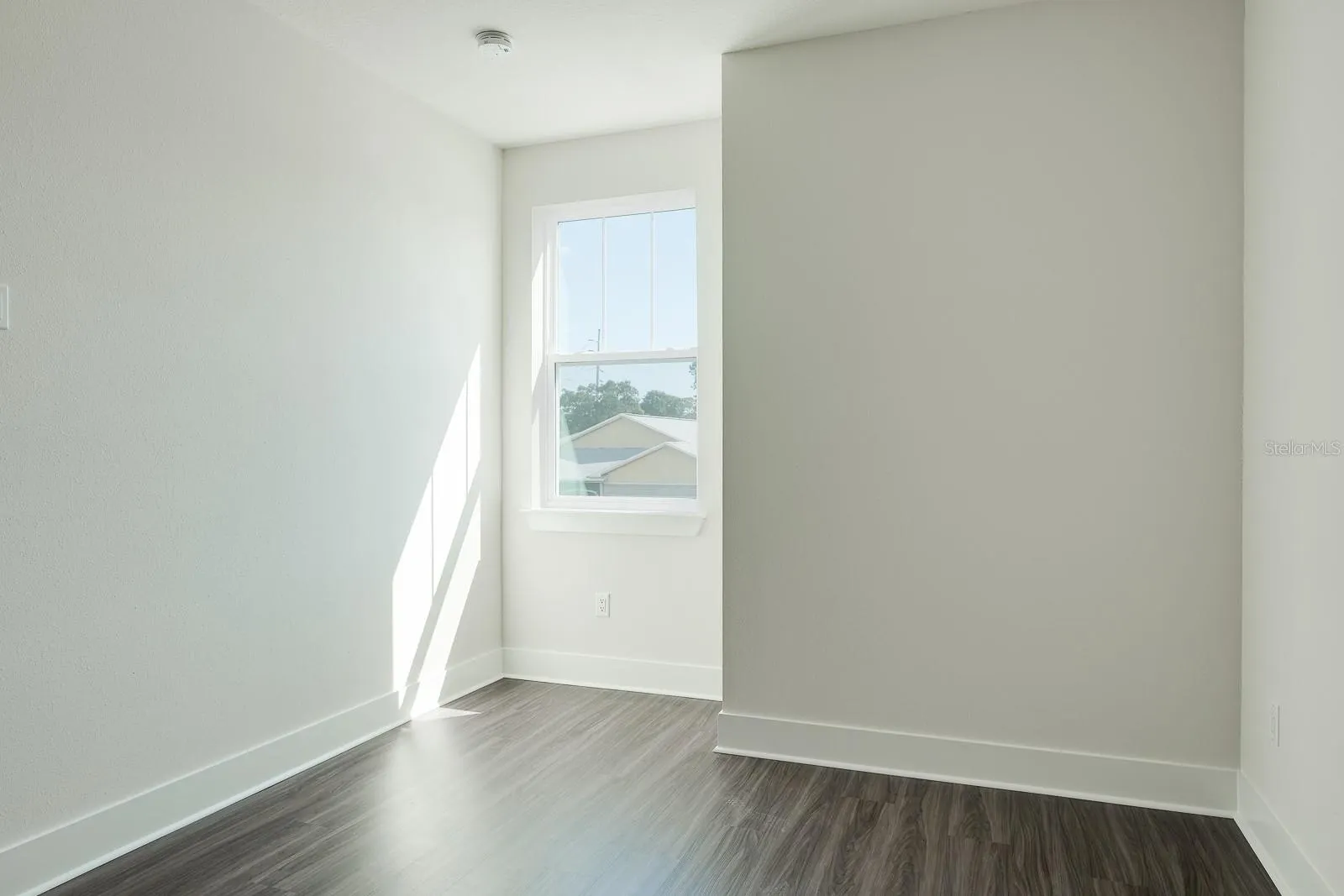 2076 PARAGON CIR W