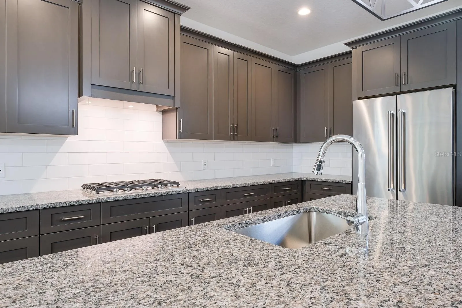 2076 PARAGON CIR W