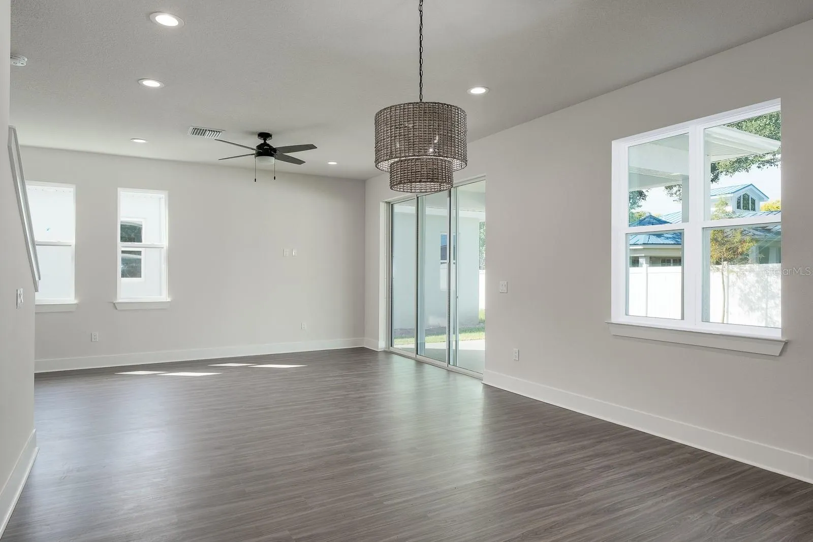 2076 PARAGON CIR W