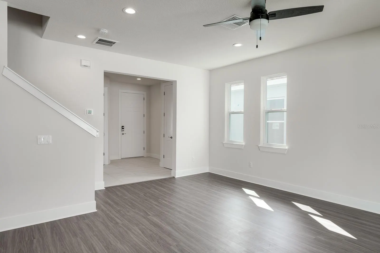 2076 PARAGON CIR W