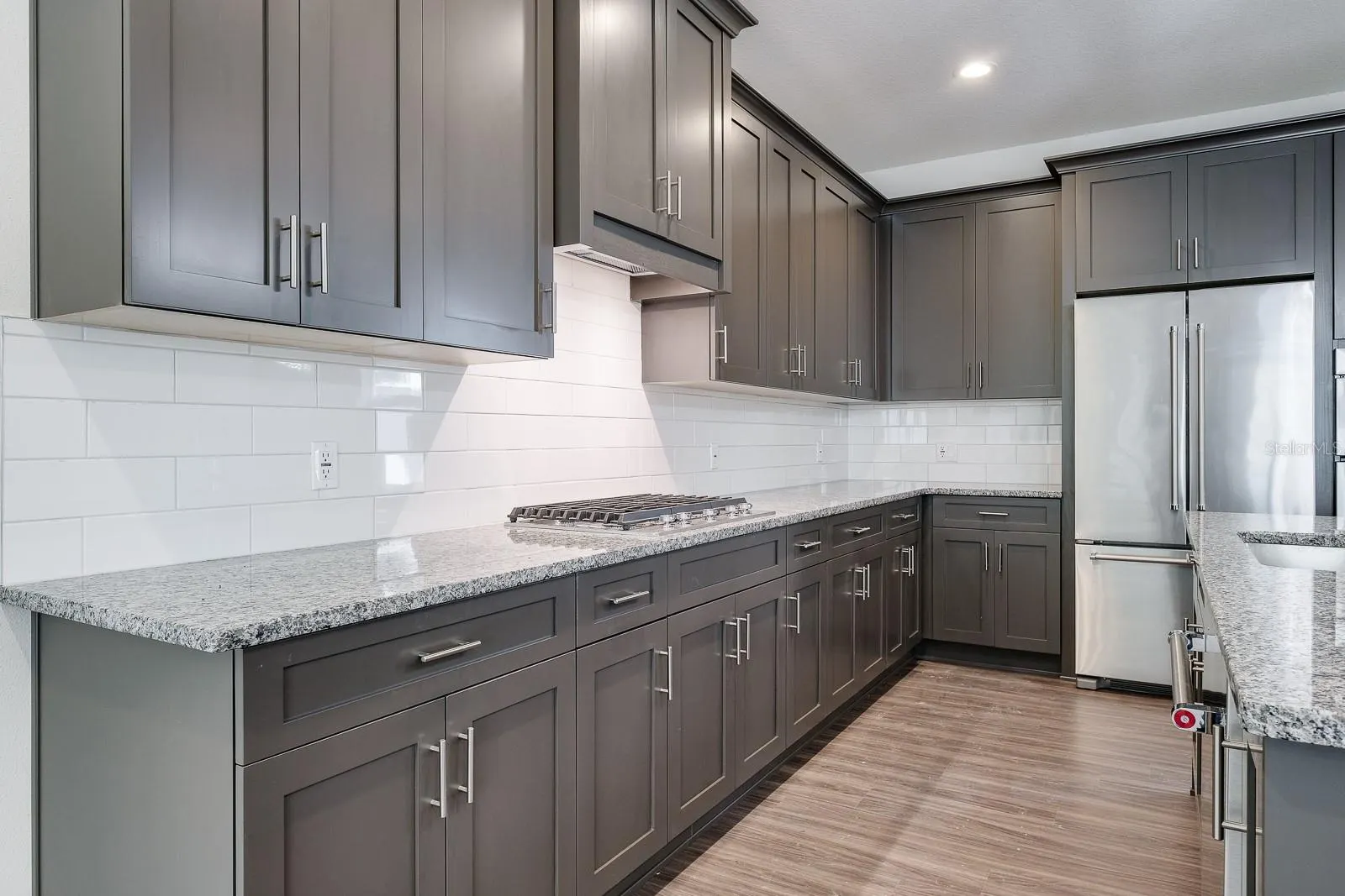 2076 PARAGON CIR W