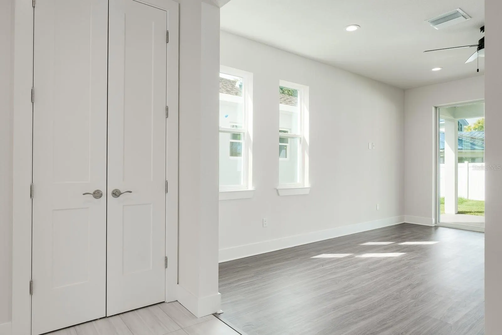 2076 PARAGON CIR W