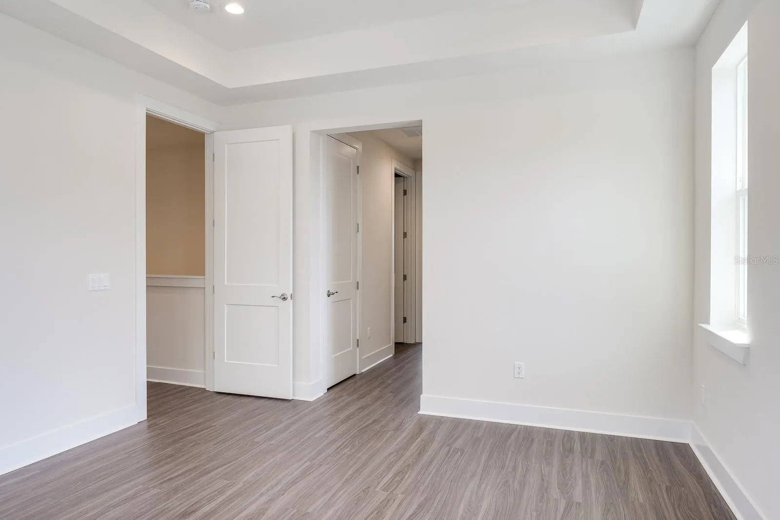 2076 PARAGON CIR W