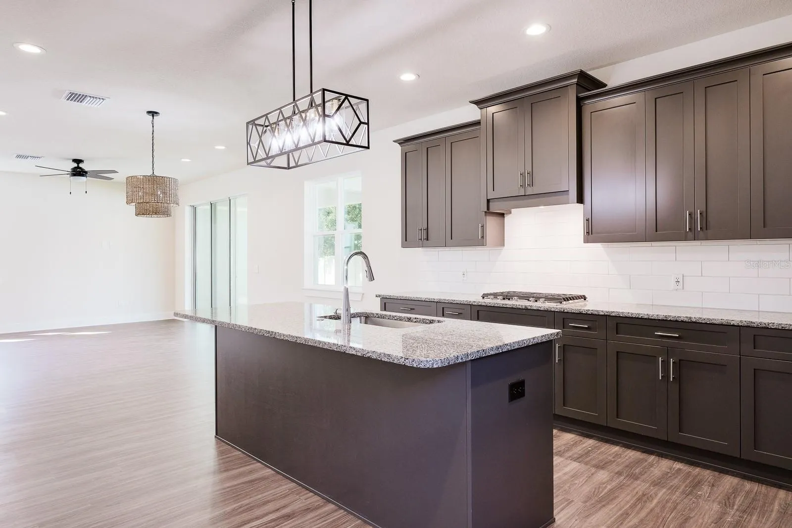 2076 PARAGON CIR W