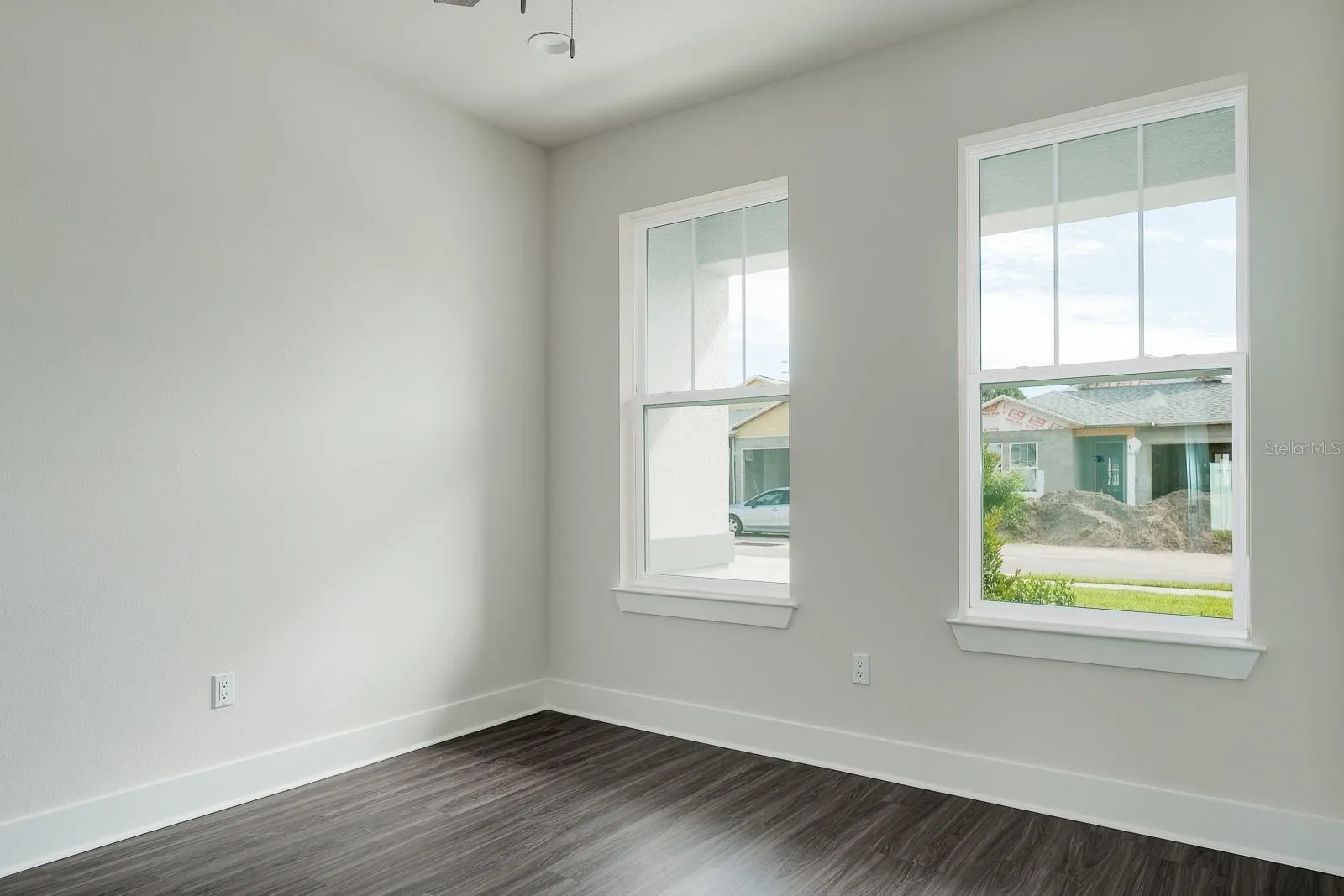 2076 PARAGON CIR W