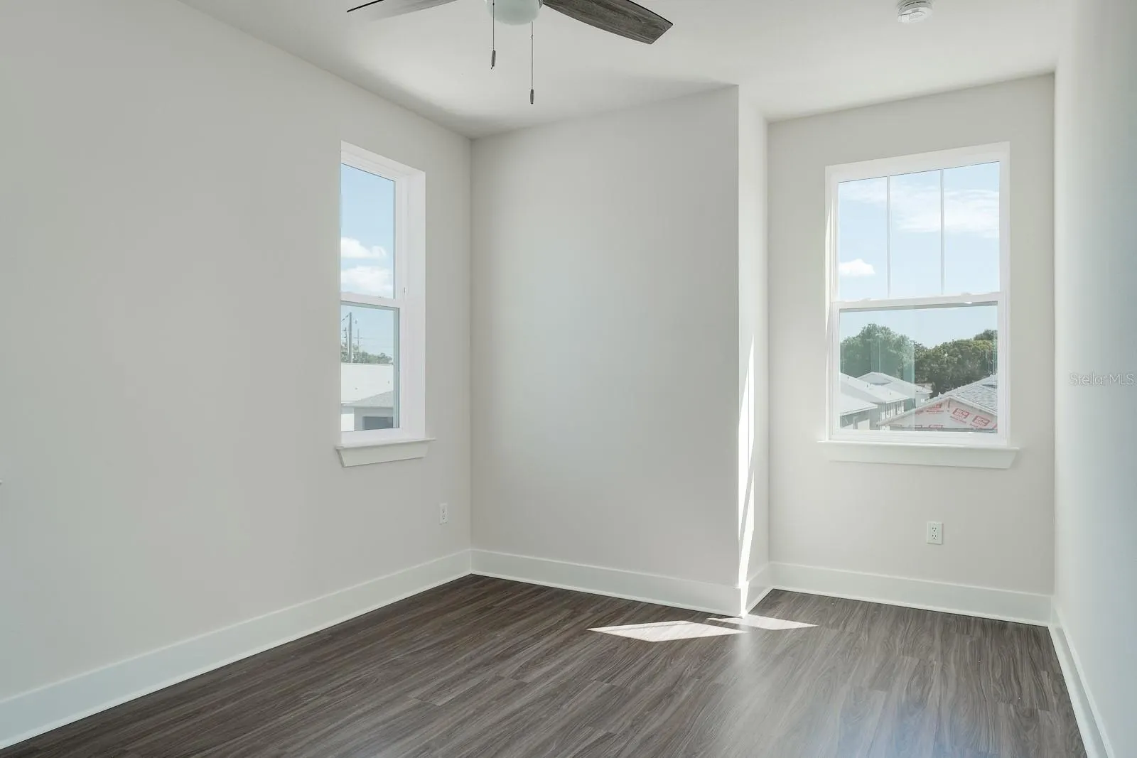 2076 PARAGON CIR W