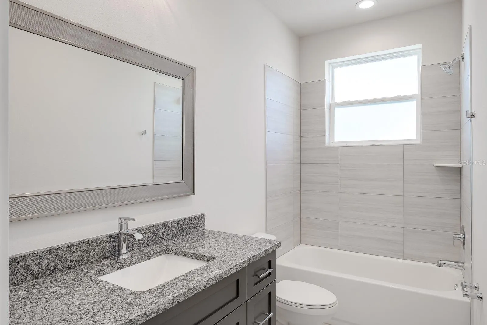 2076 PARAGON CIR W
