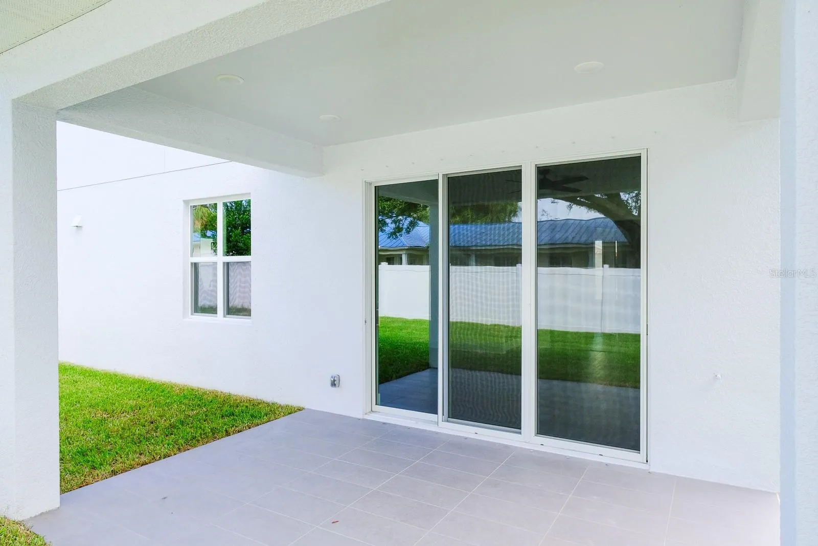 2076 PARAGON CIR W