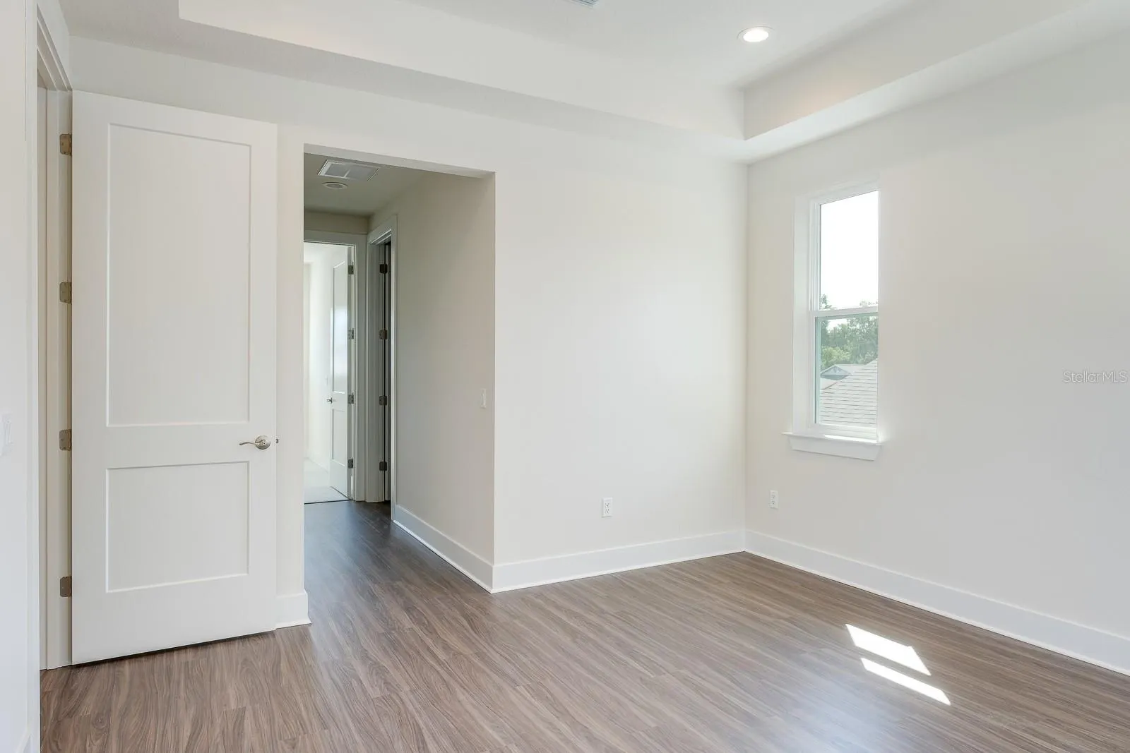 2076 PARAGON CIR W