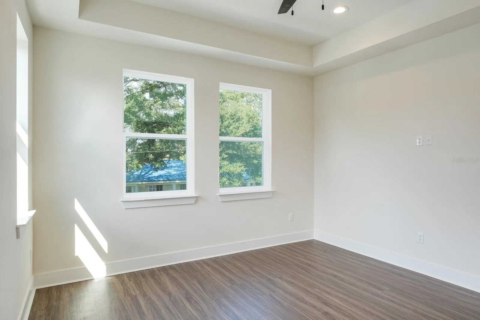 2076 PARAGON CIR W