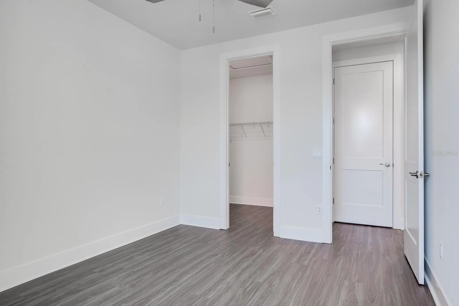 2076 PARAGON CIR W