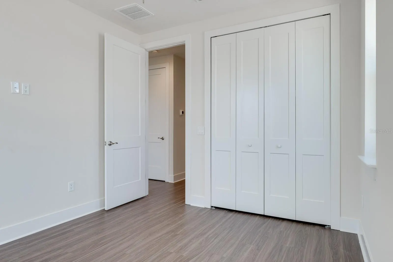 2076 PARAGON CIR W
