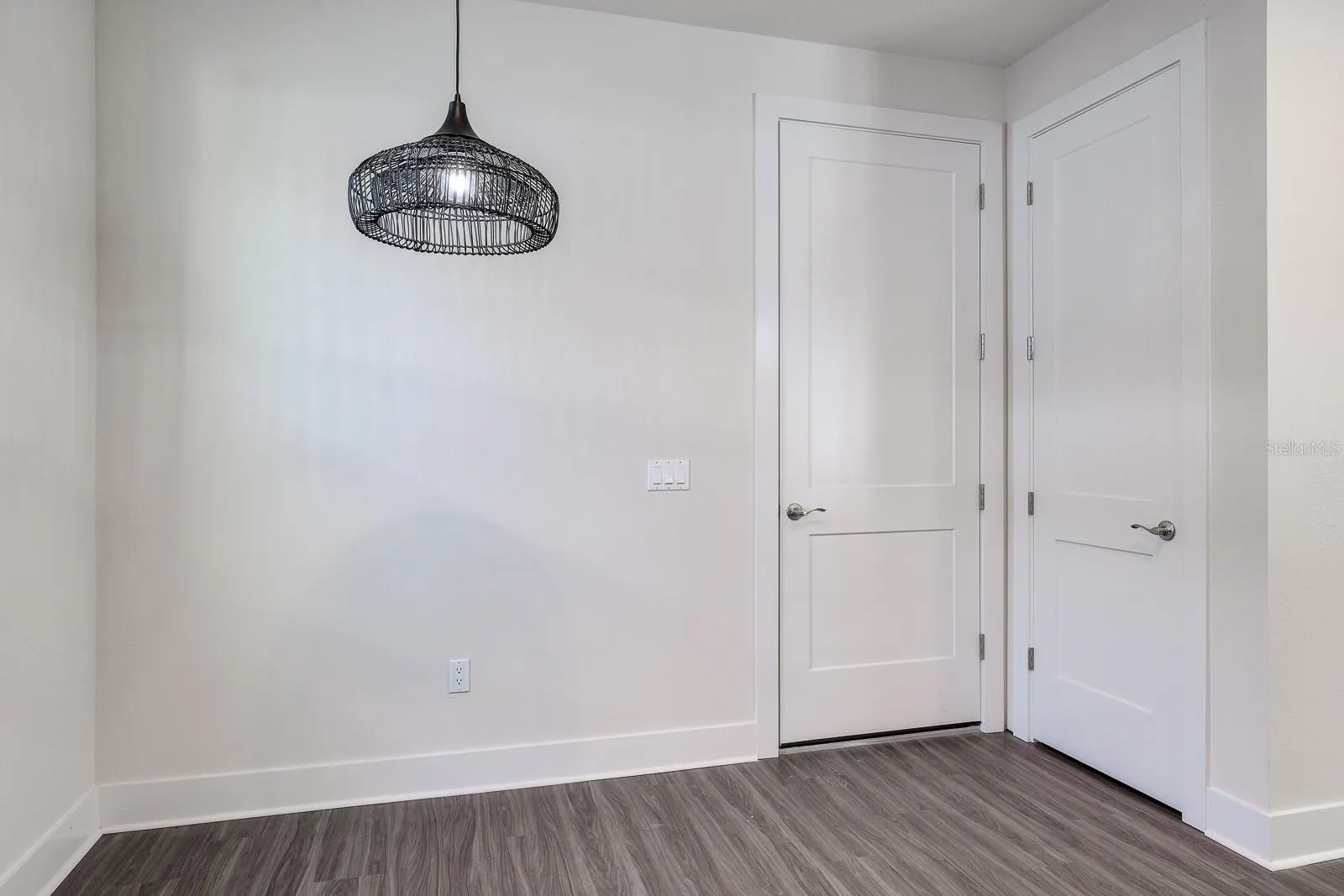 2076 PARAGON CIR W