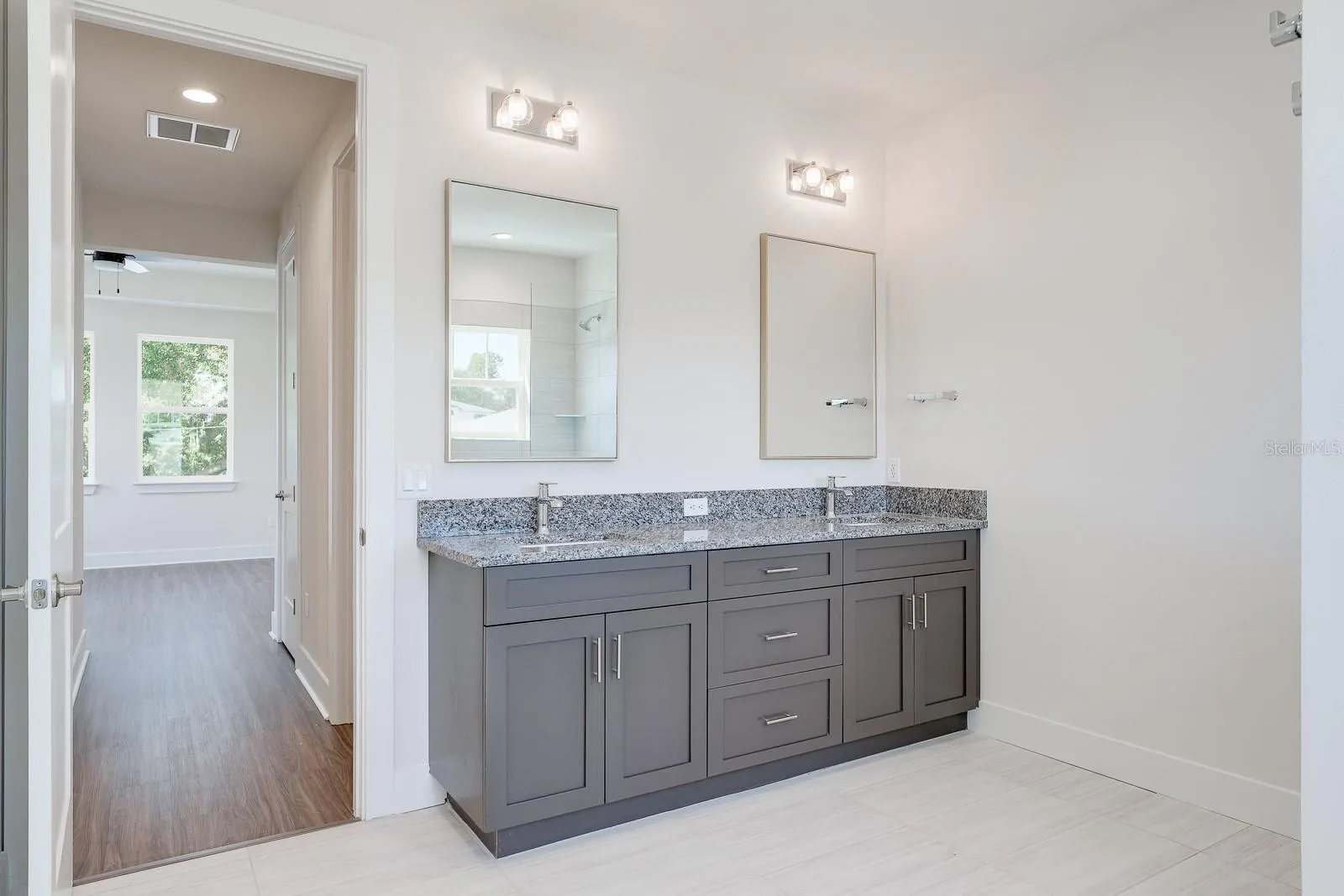 2076 PARAGON CIR W