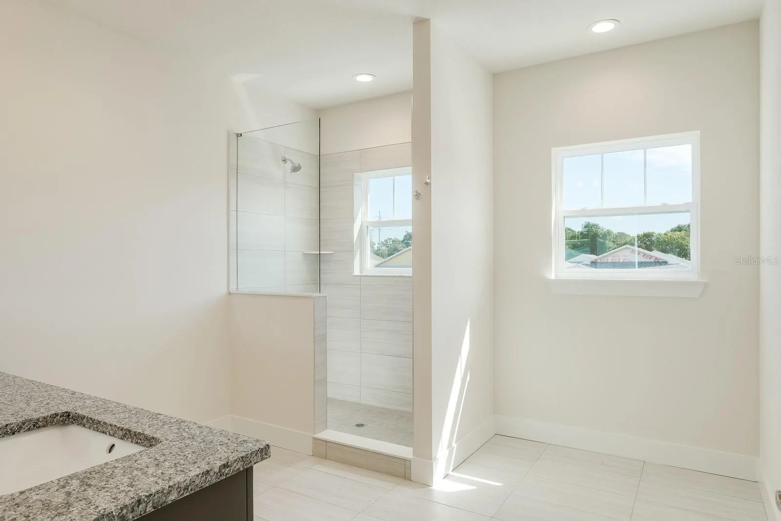 2076 PARAGON CIR W