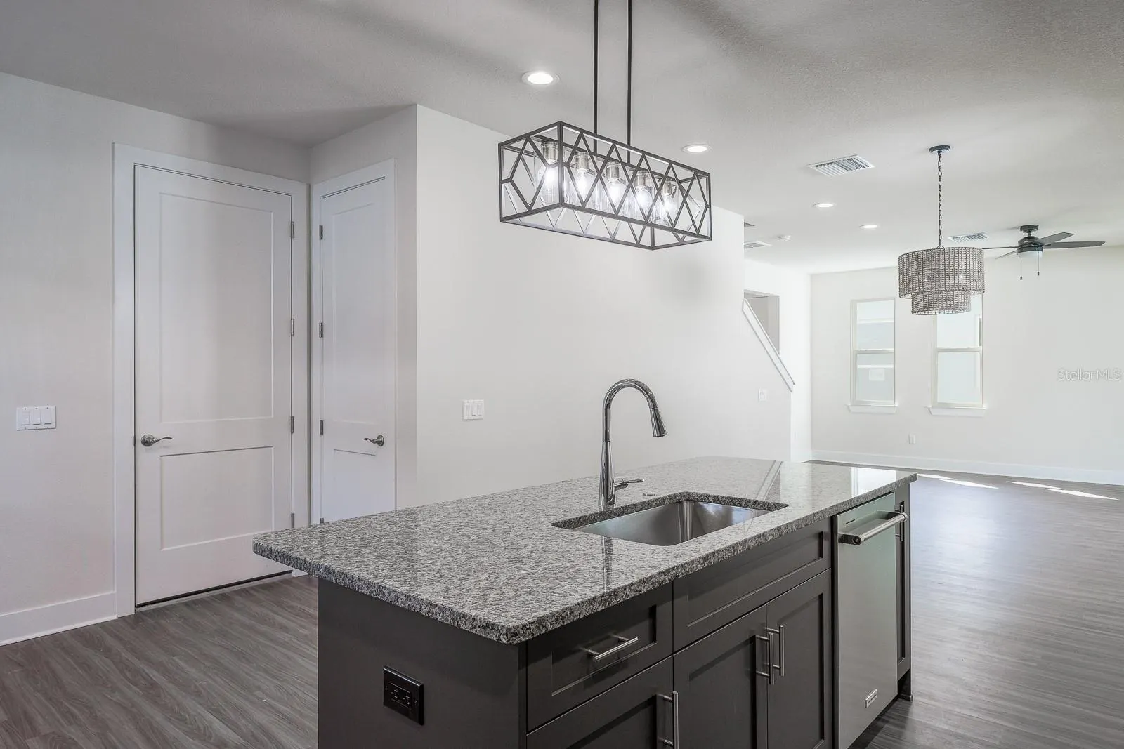 2076 PARAGON CIR W