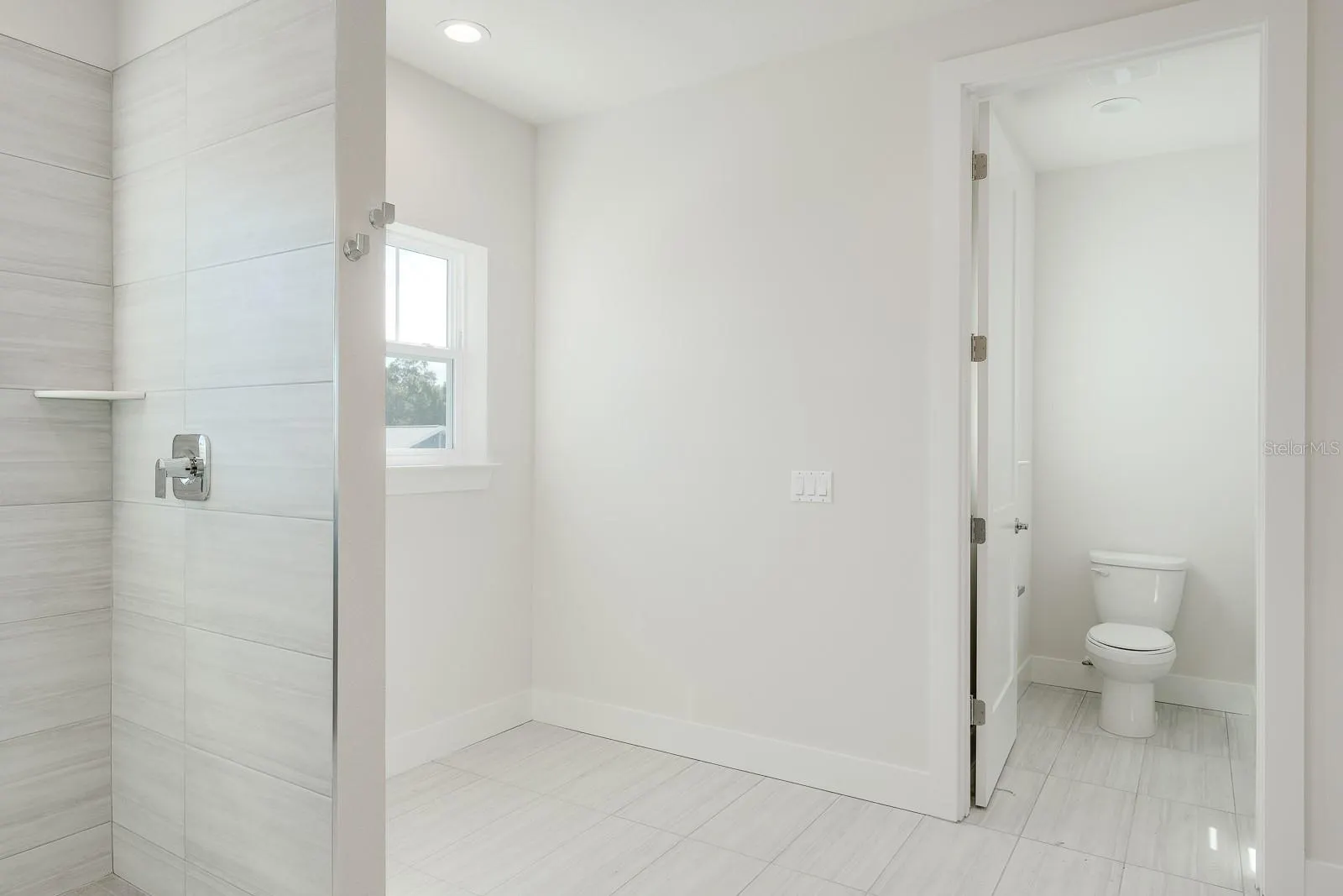2076 PARAGON CIR W