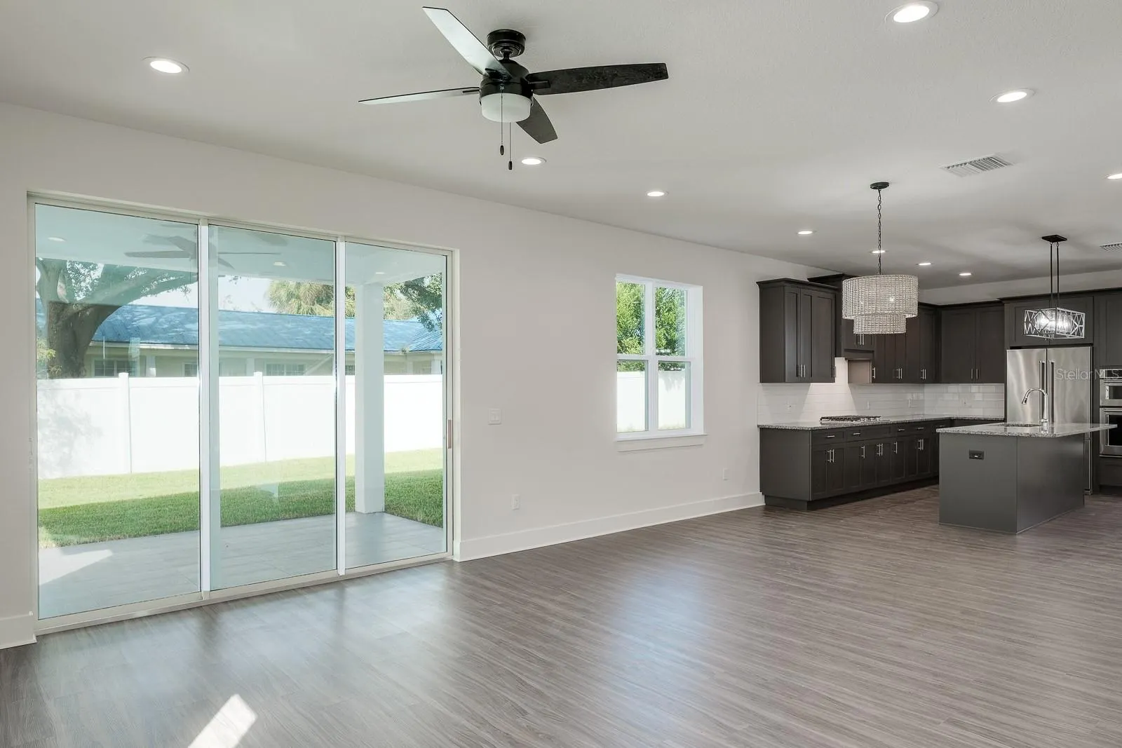 2076 PARAGON CIR W