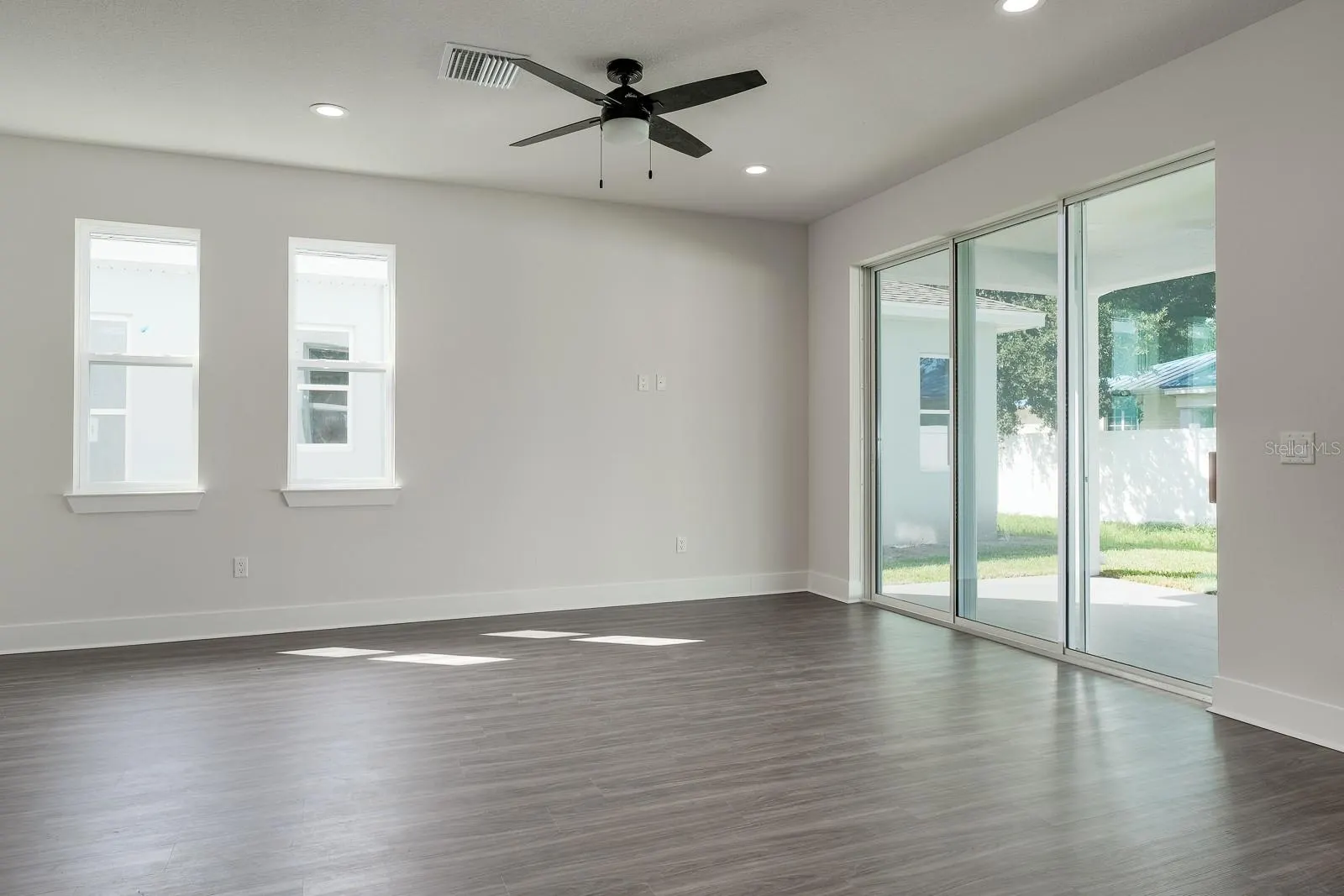 2076 PARAGON CIR W