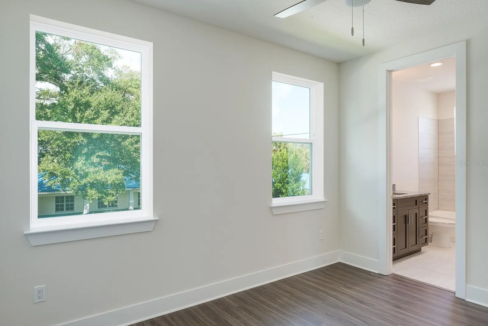 2076 PARAGON CIR W