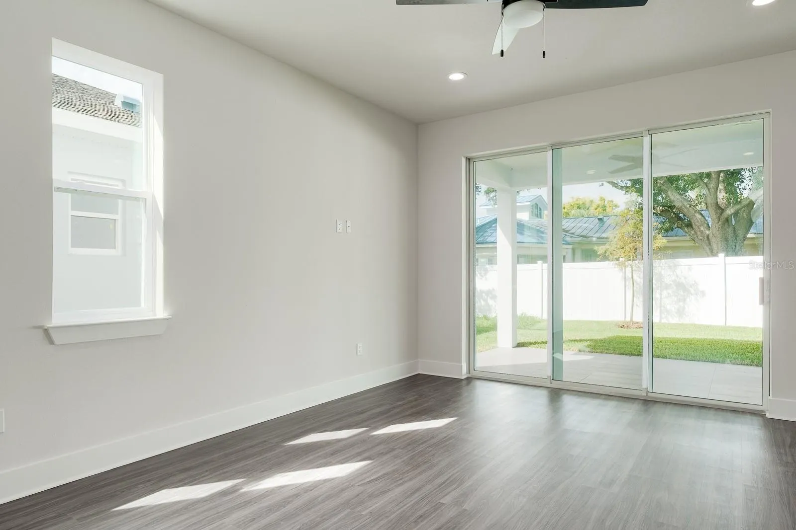 2076 PARAGON CIR W