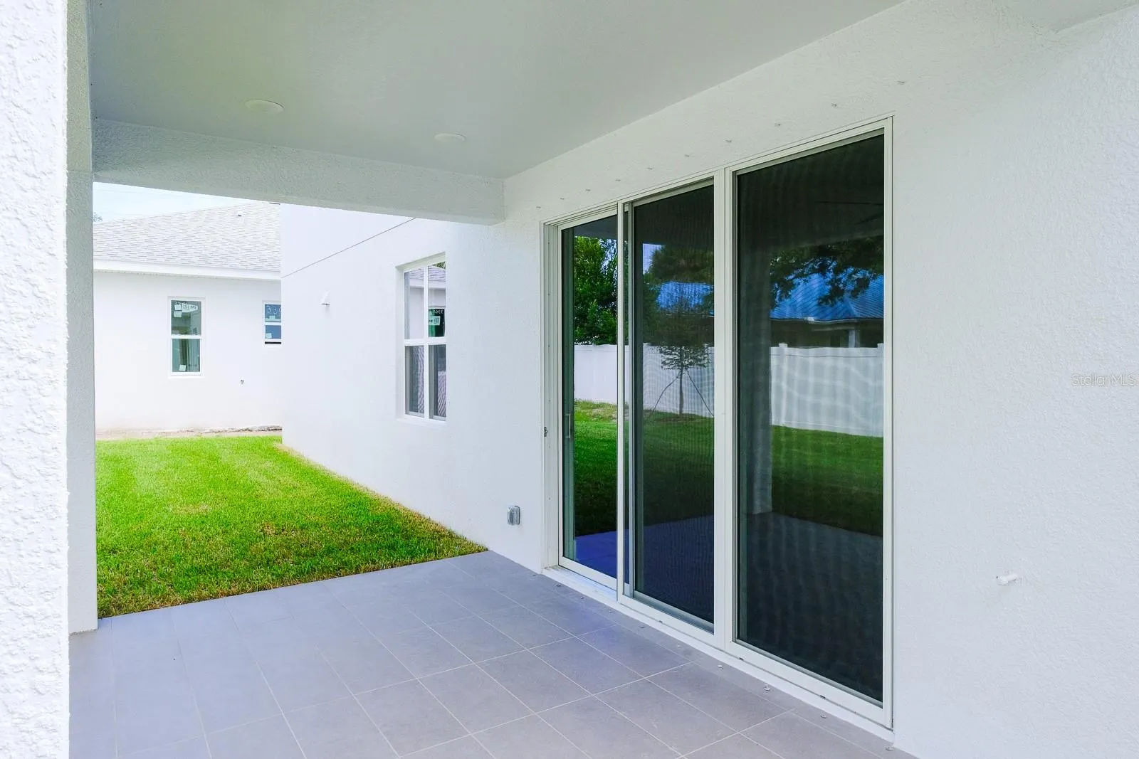 2076 PARAGON CIR W
