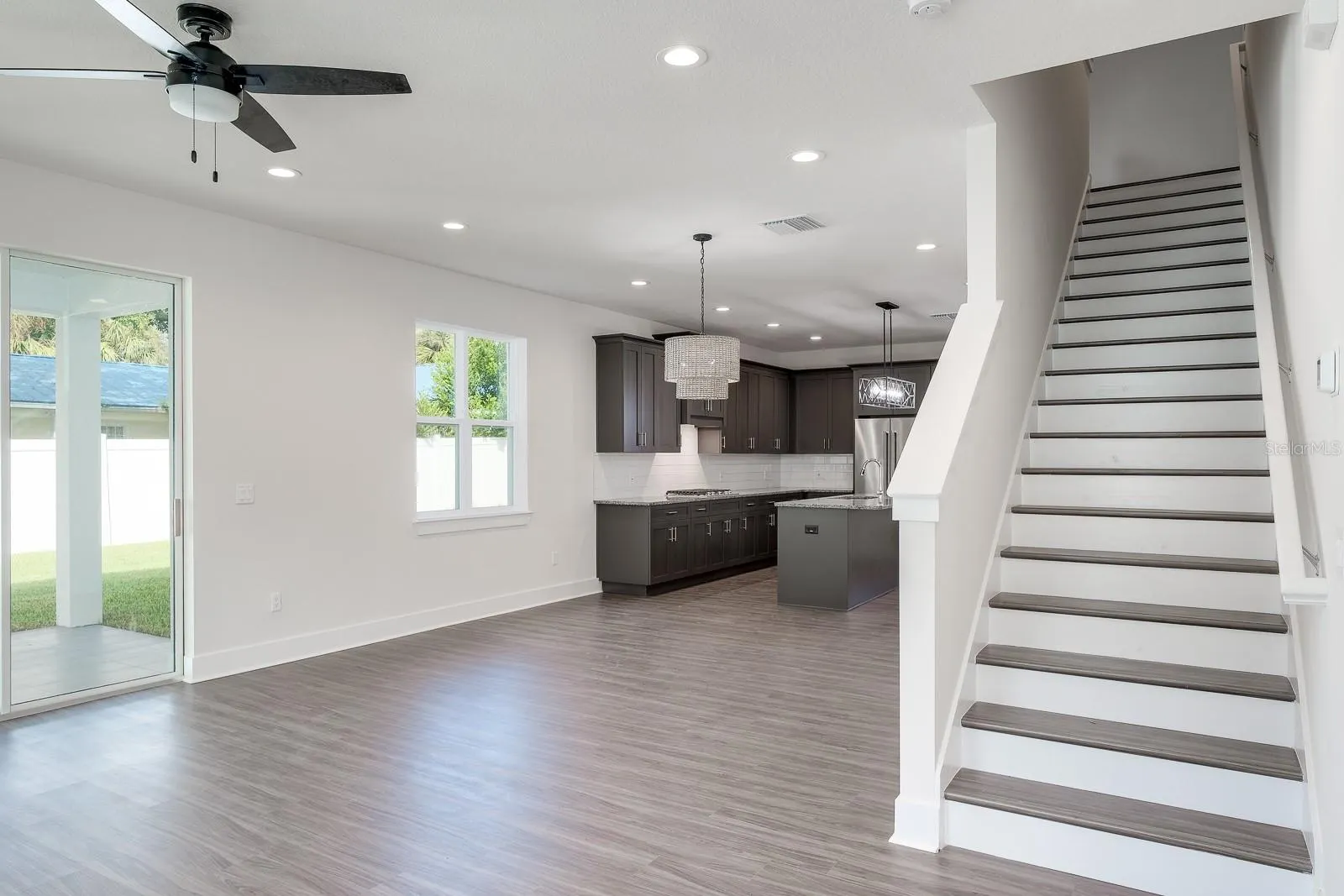 2076 PARAGON CIR W