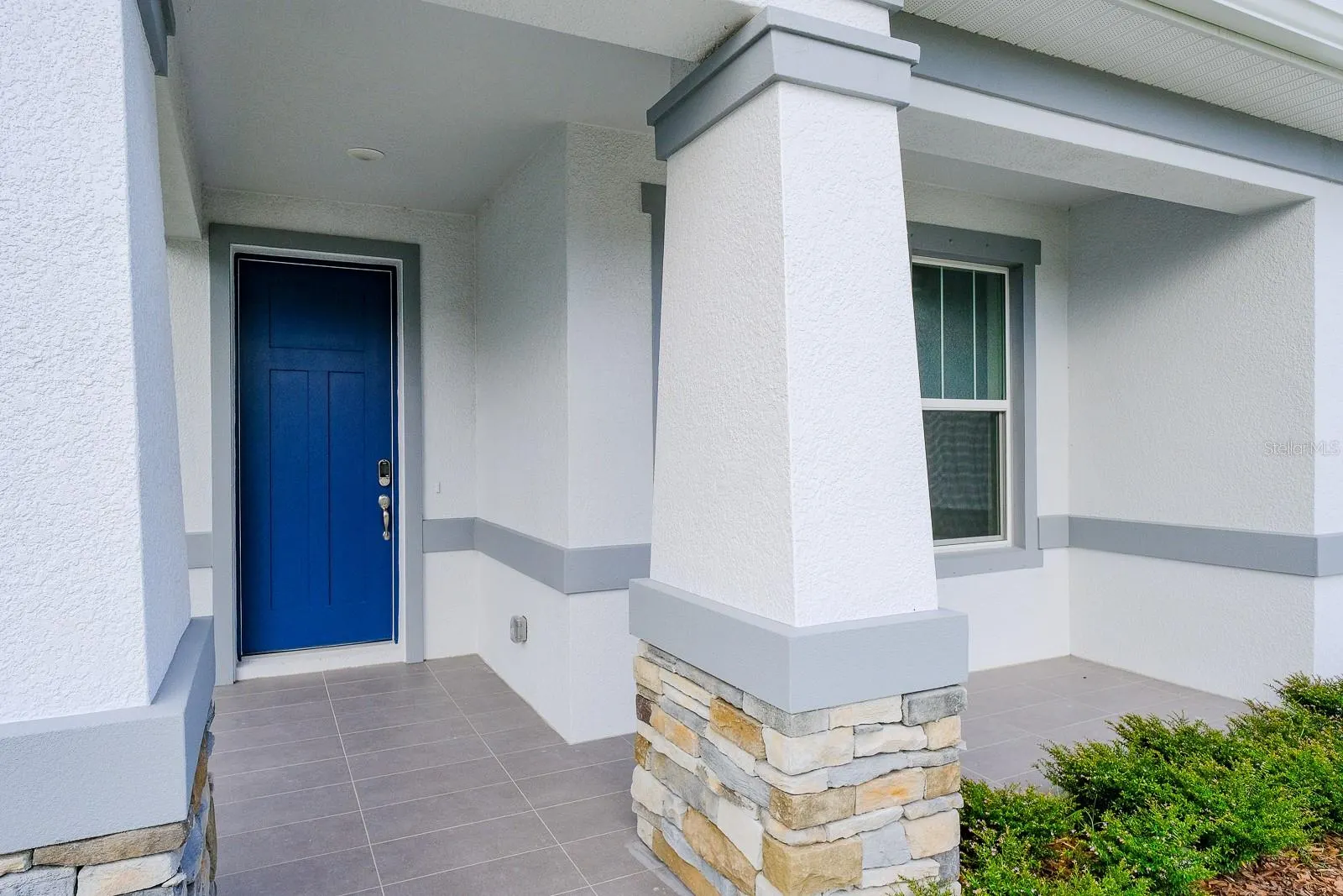 2076 PARAGON CIR W