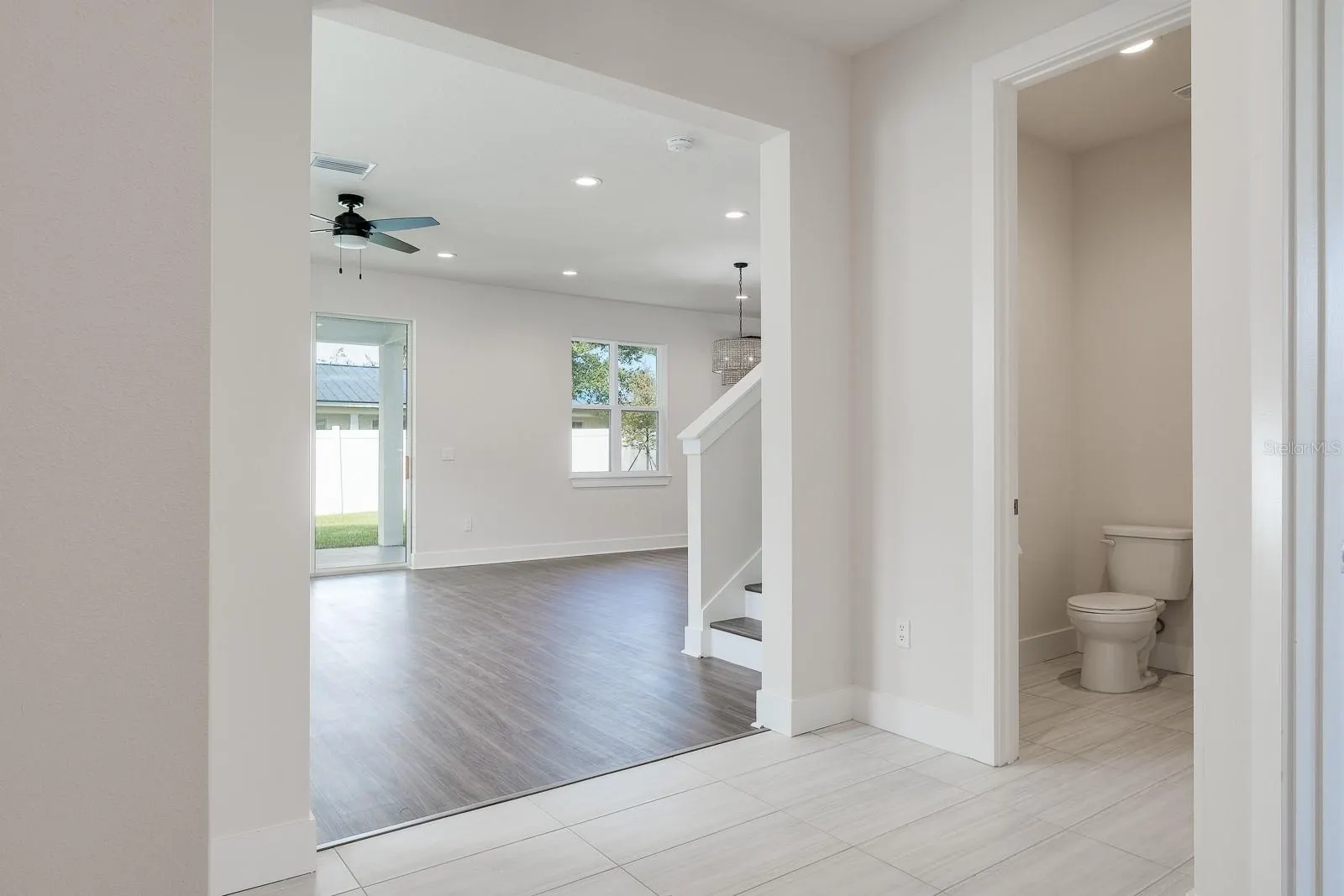 2076 PARAGON CIR W