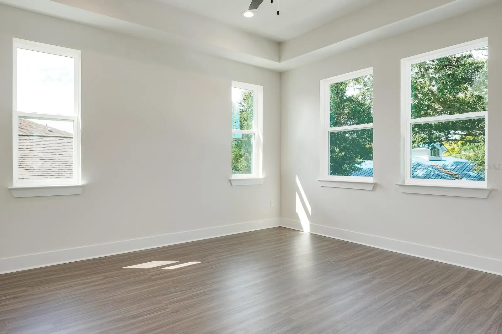2076 PARAGON CIR W