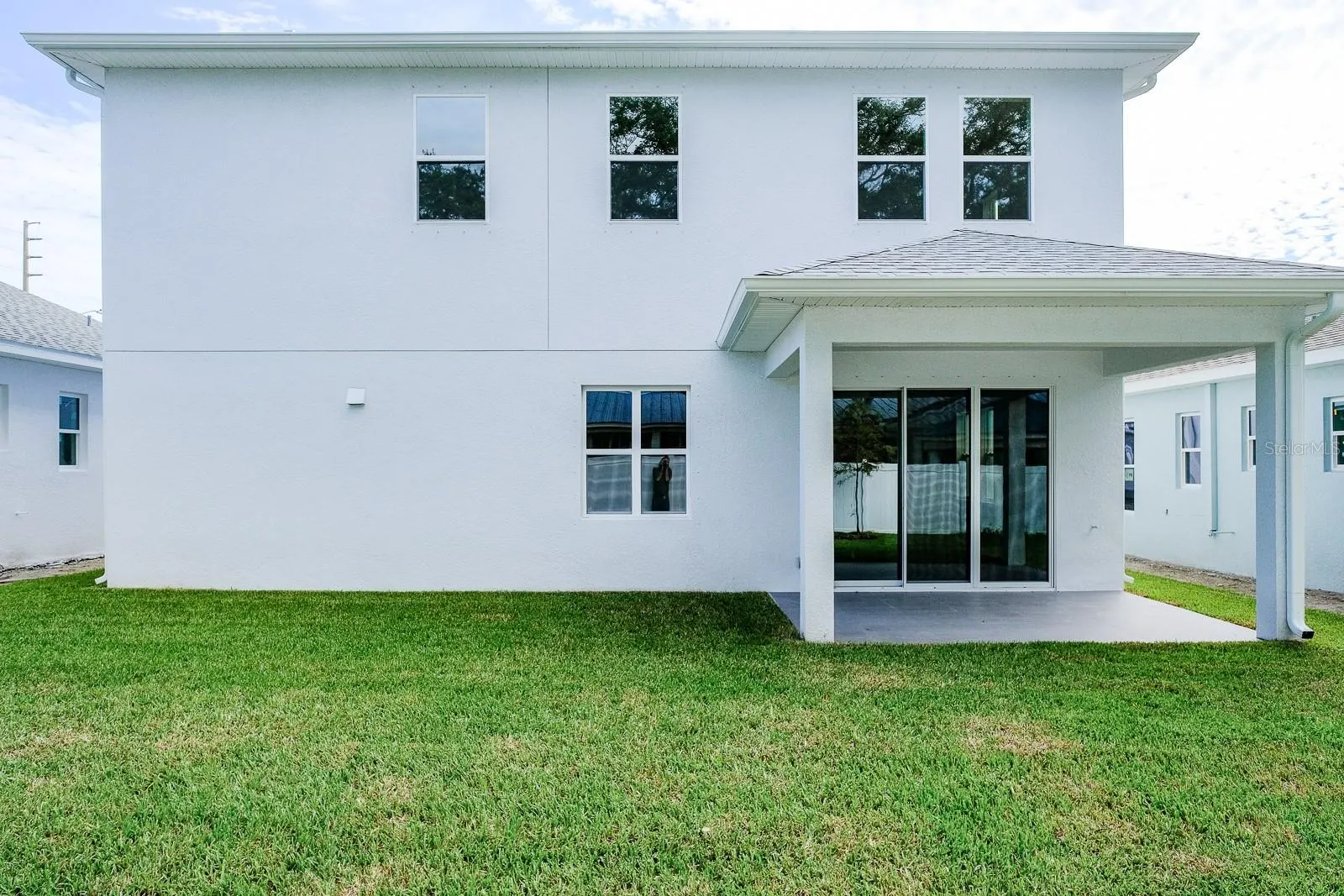 2076 PARAGON CIR W
