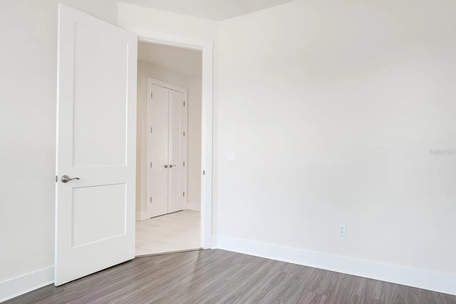 2076 PARAGON CIR W
