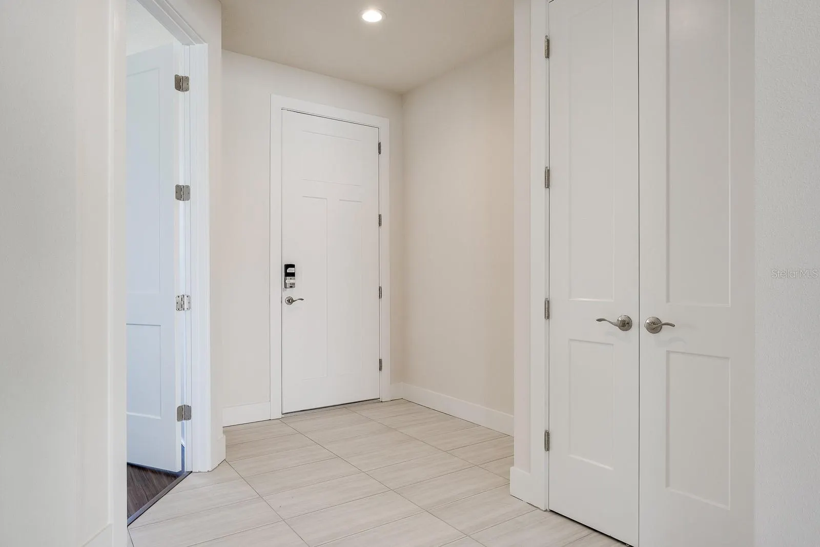 2076 PARAGON CIR W