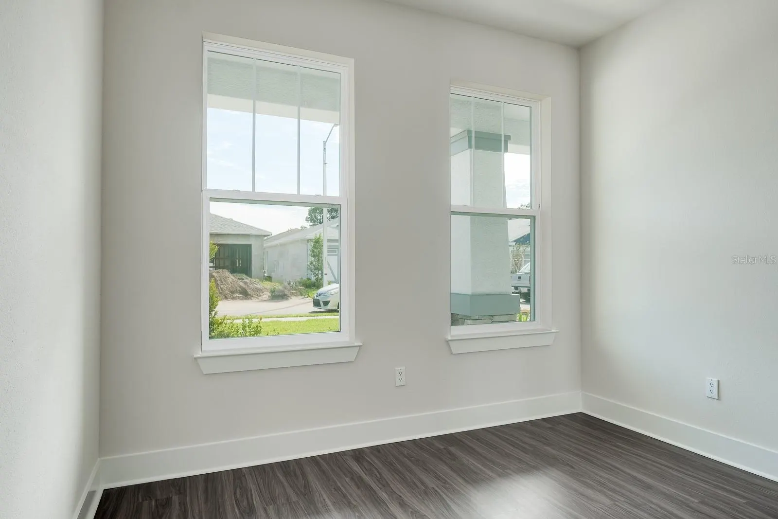 2076 PARAGON CIR W