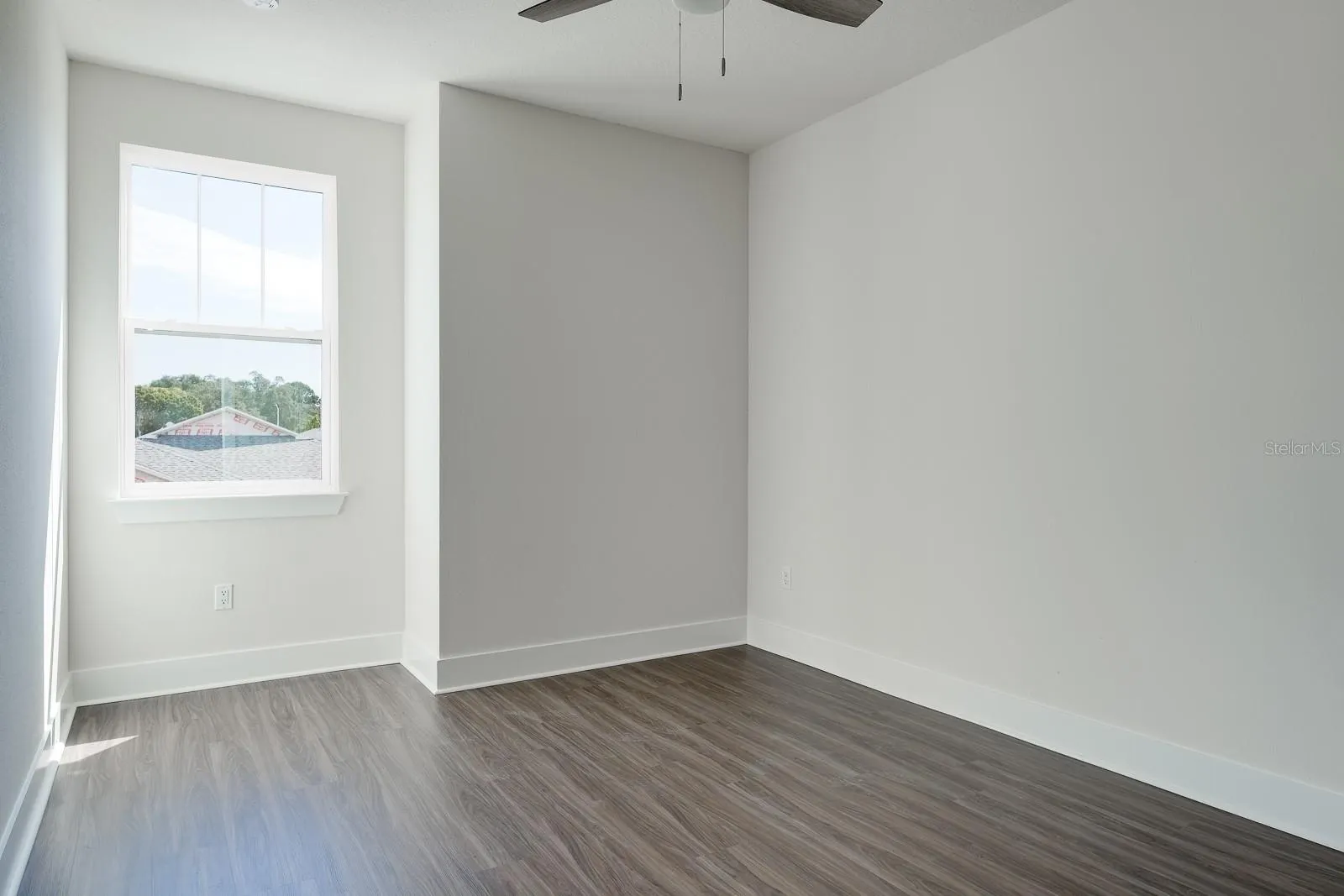 2076 PARAGON CIR W
