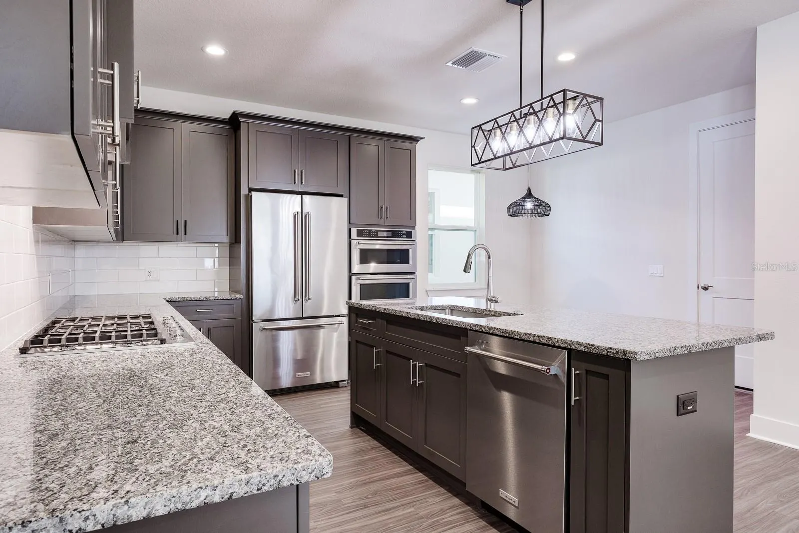 2076 PARAGON CIR W