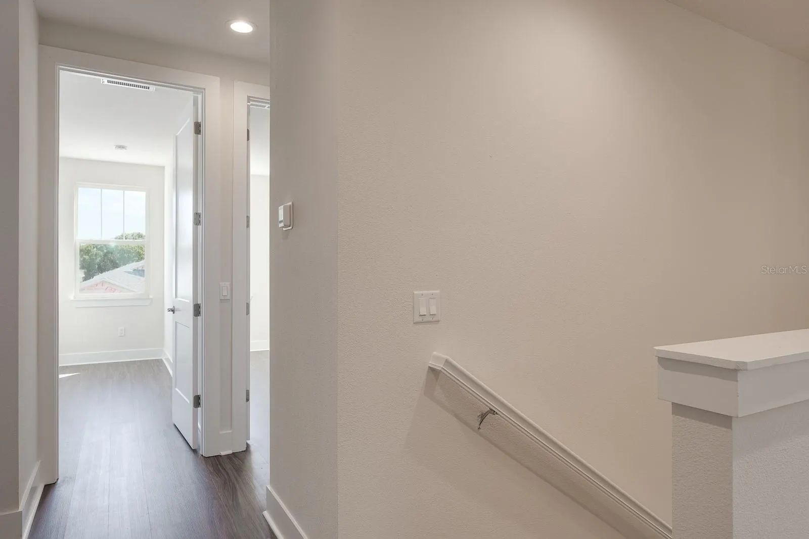 2076 PARAGON CIR W