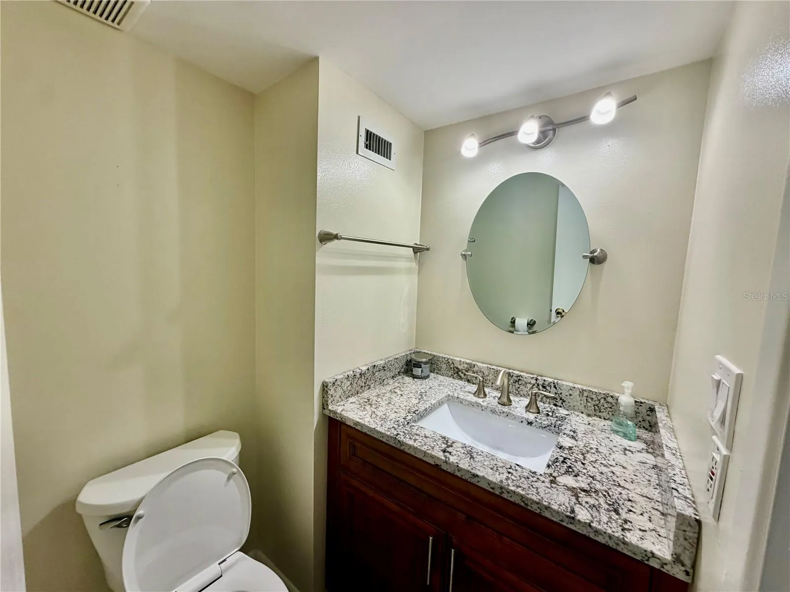 4517 W LA VILLA LN