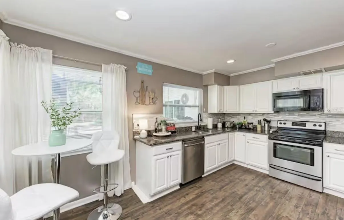 2608 OAKWOOD DR