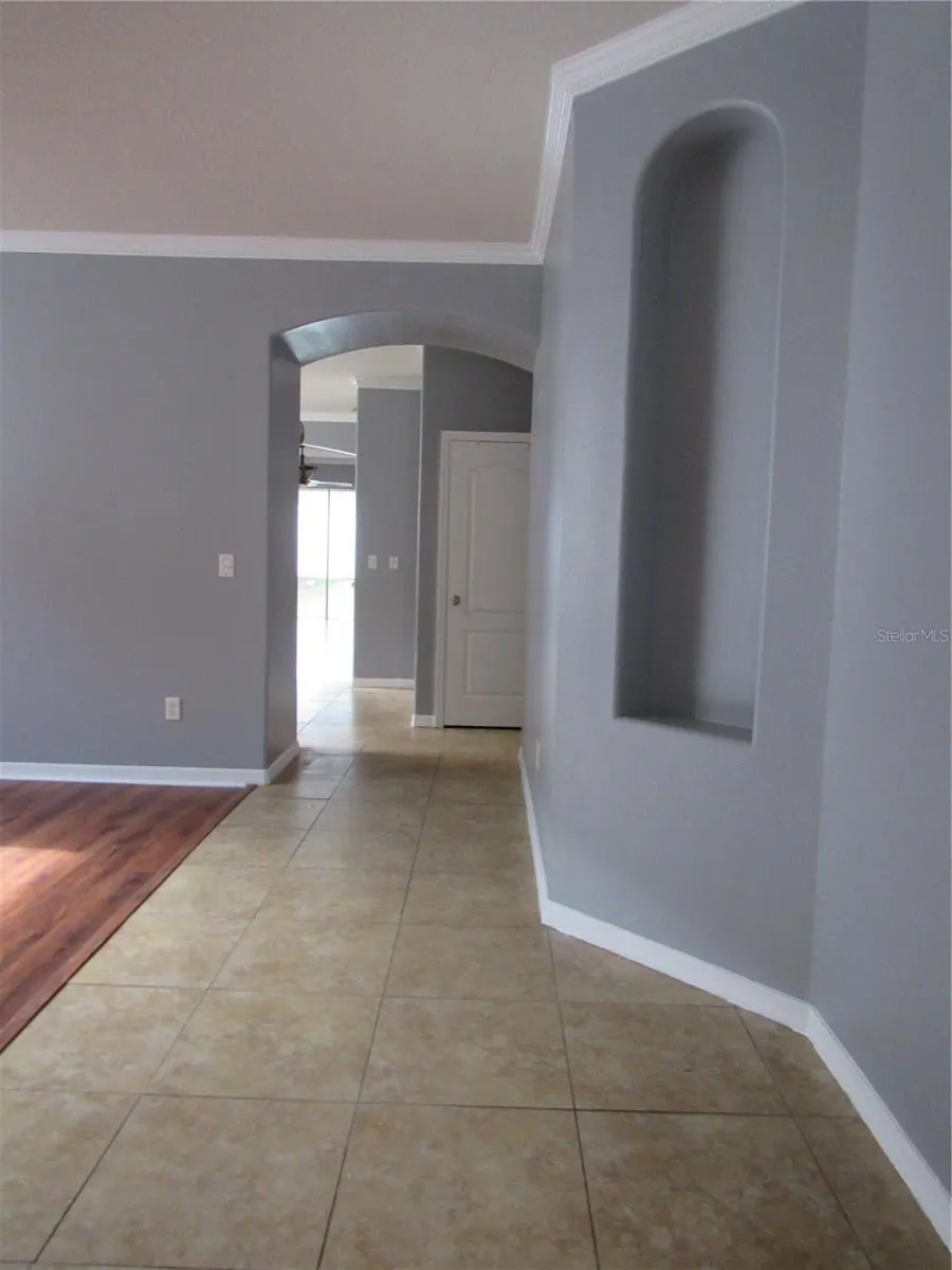 432 KINGS PATH DR.