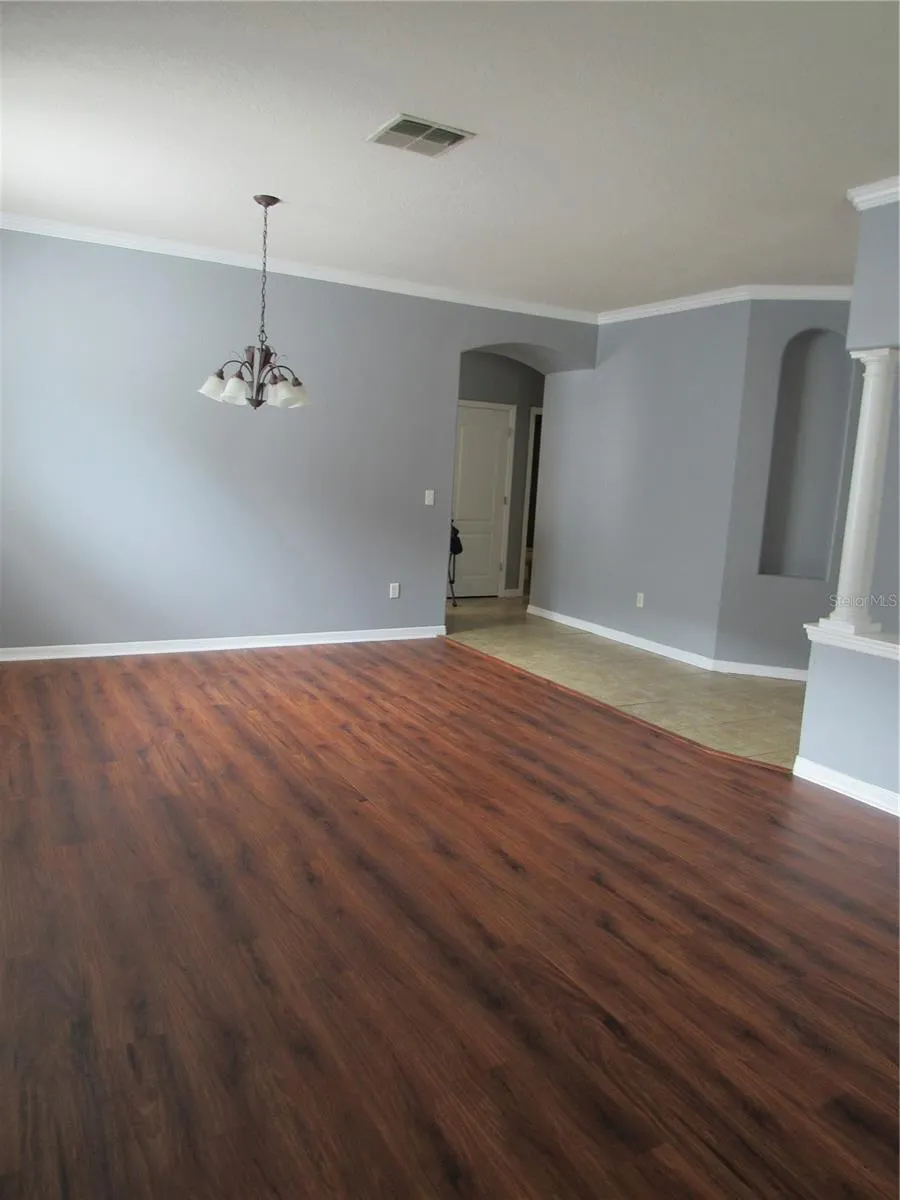 432 KINGS PATH DR.