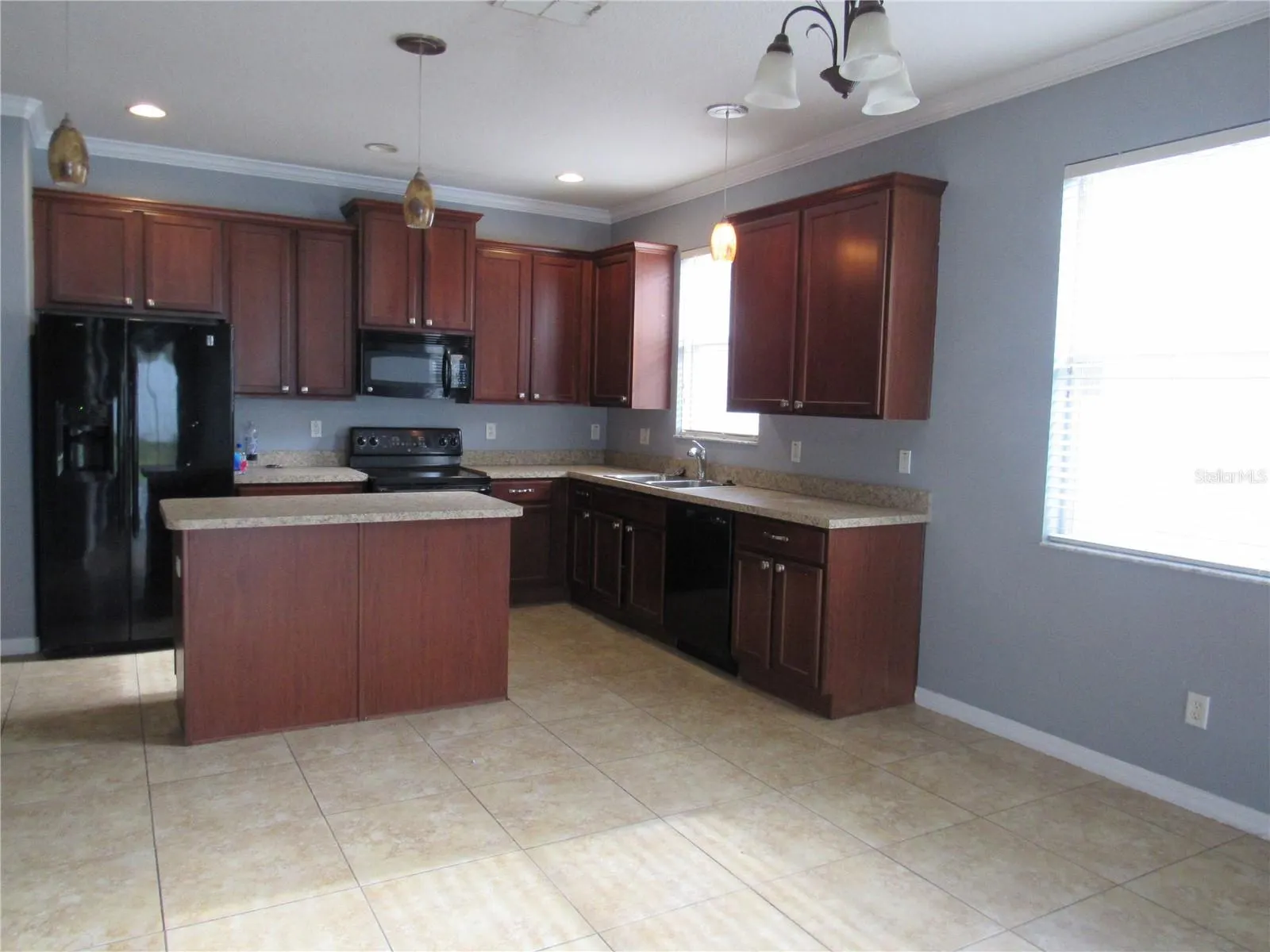 432 KINGS PATH DR.