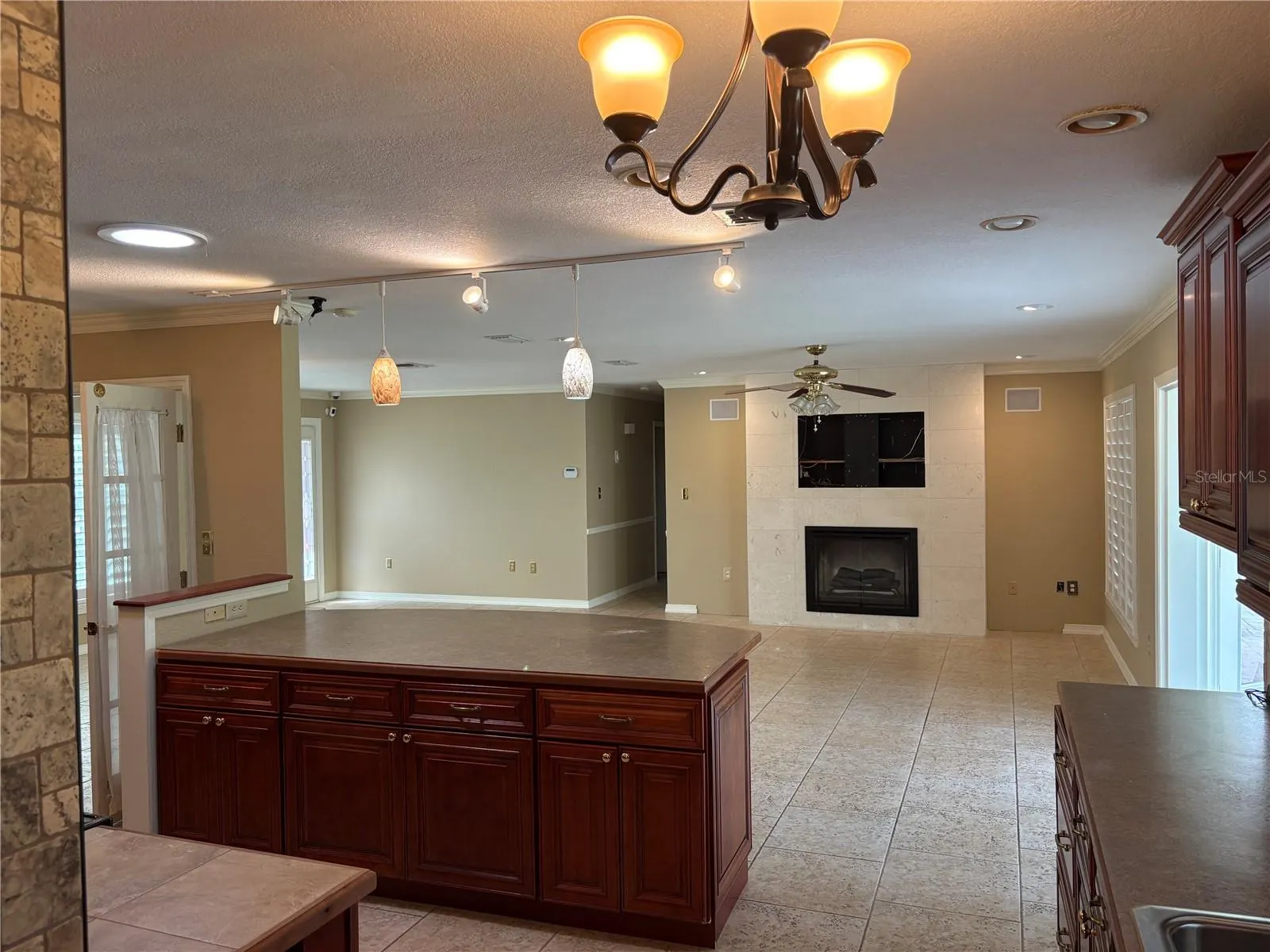 1813 ORANGE HILL DR