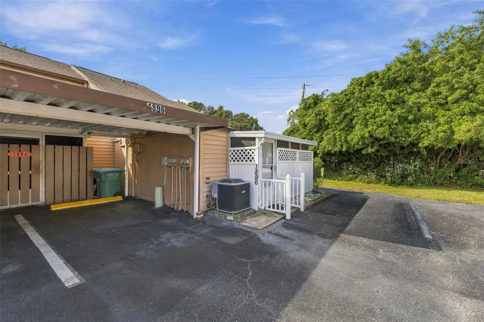 1896 CLEARBROOKE DR