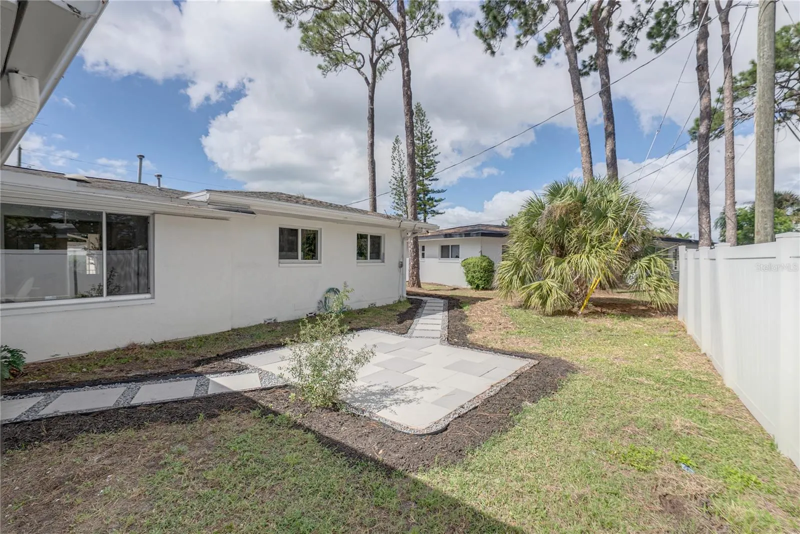 1302 ROBIN RD S